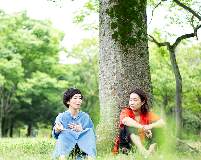 目覚めのワーク 木の下に座る2人の女性