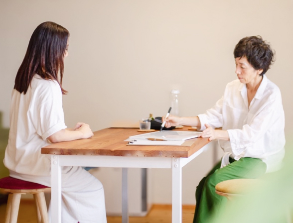椅子に座る2人の女性
