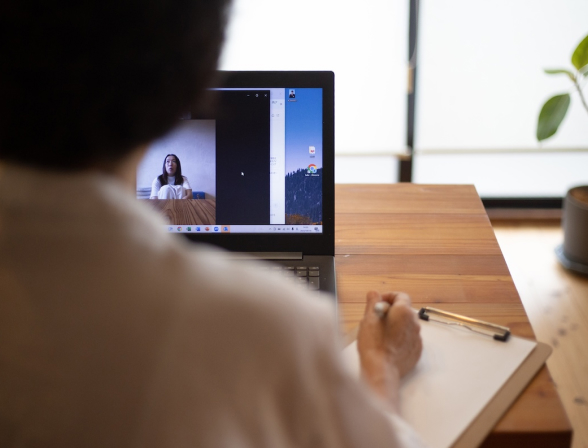 オンラインでプライベートワークを行っている女性